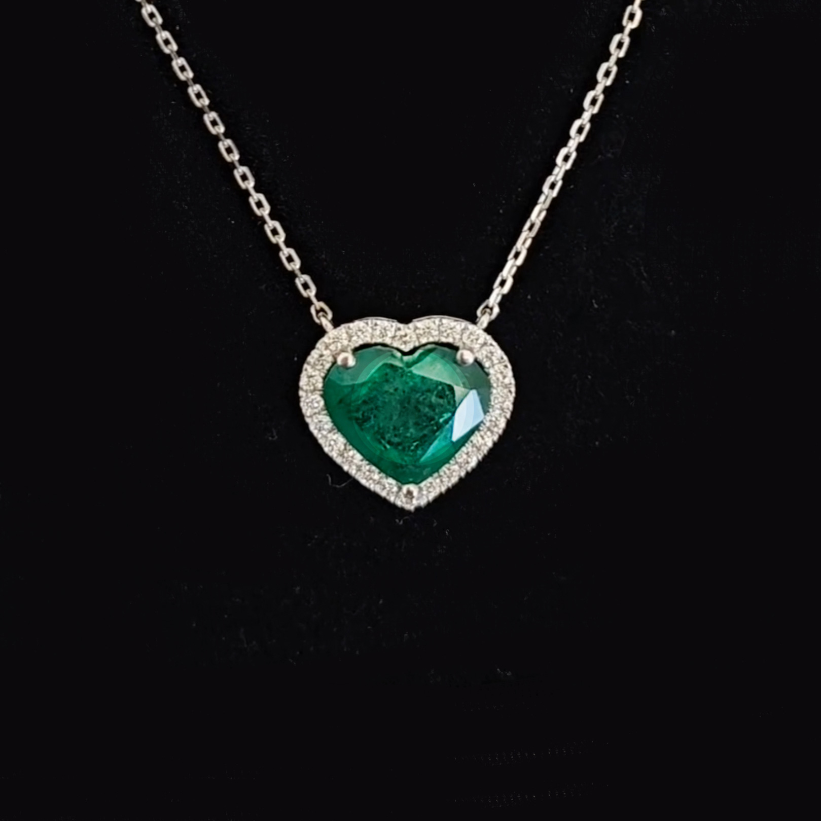 Pendant with emerald and diamonds