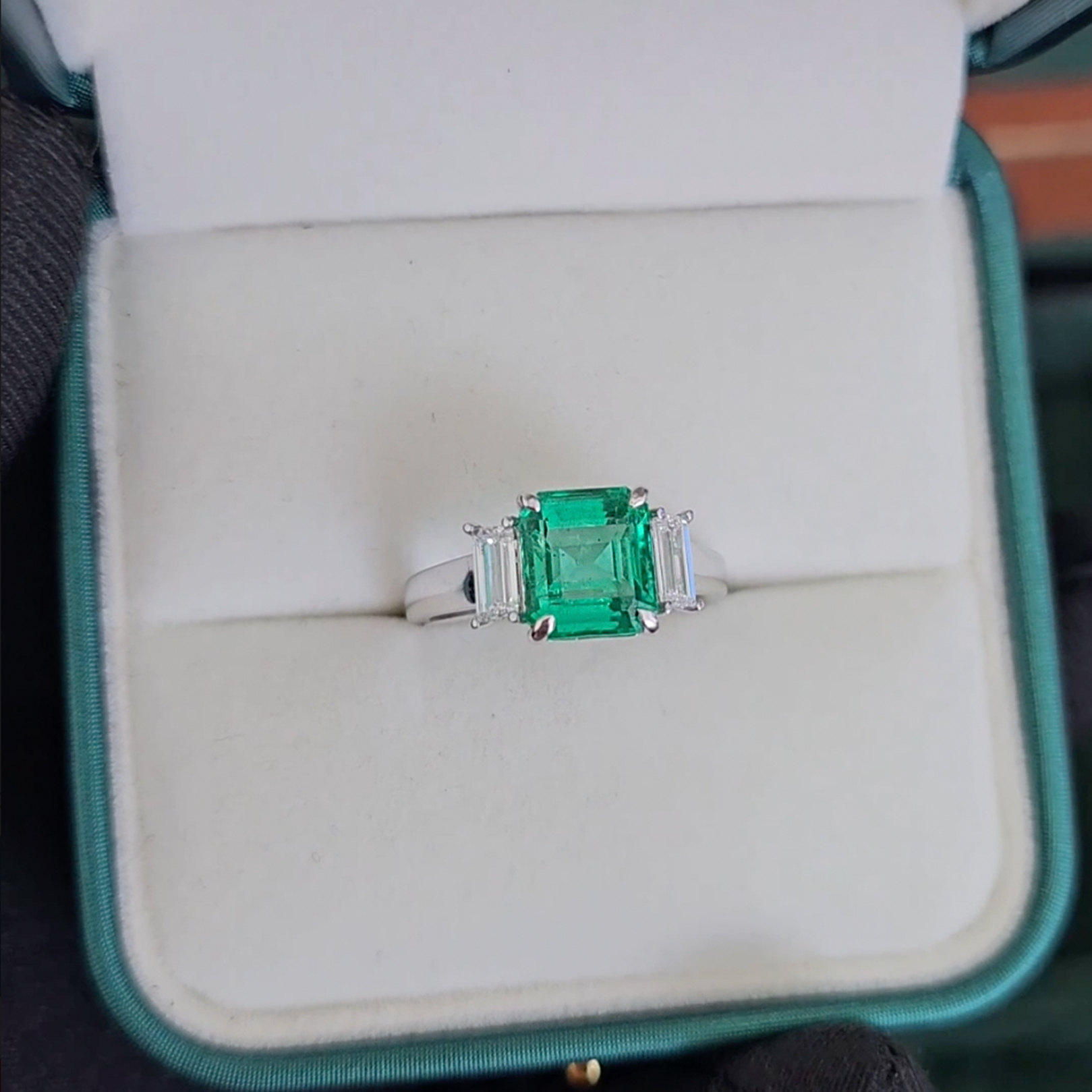 Ring with emerald and diamonds